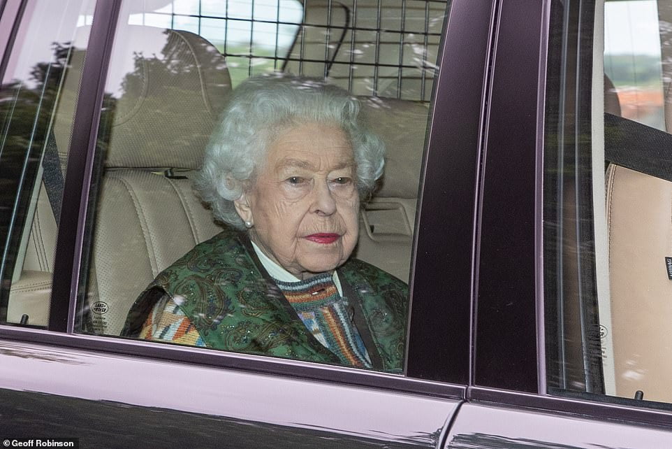 Queen returns to Windsor Castle from Sandringham by helicopter - Sound ...