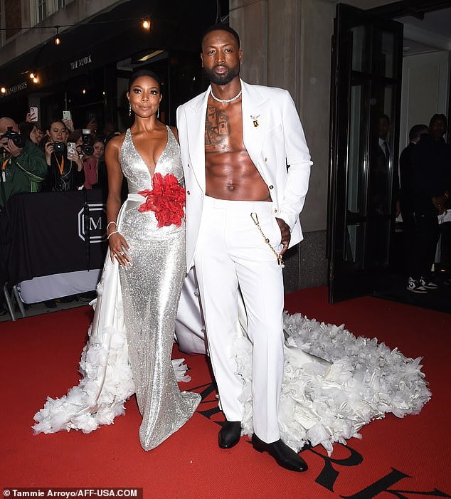 2022 Met Gala: No shirt, no problem! Dwyane Wade shows off his abs with ...