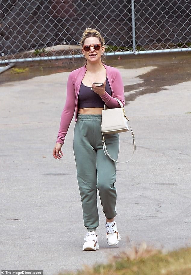 Kate Hudson Bares Her Toned Midriff In Crop Top And Sweatpants As She Runs Errands In La Sound 8821