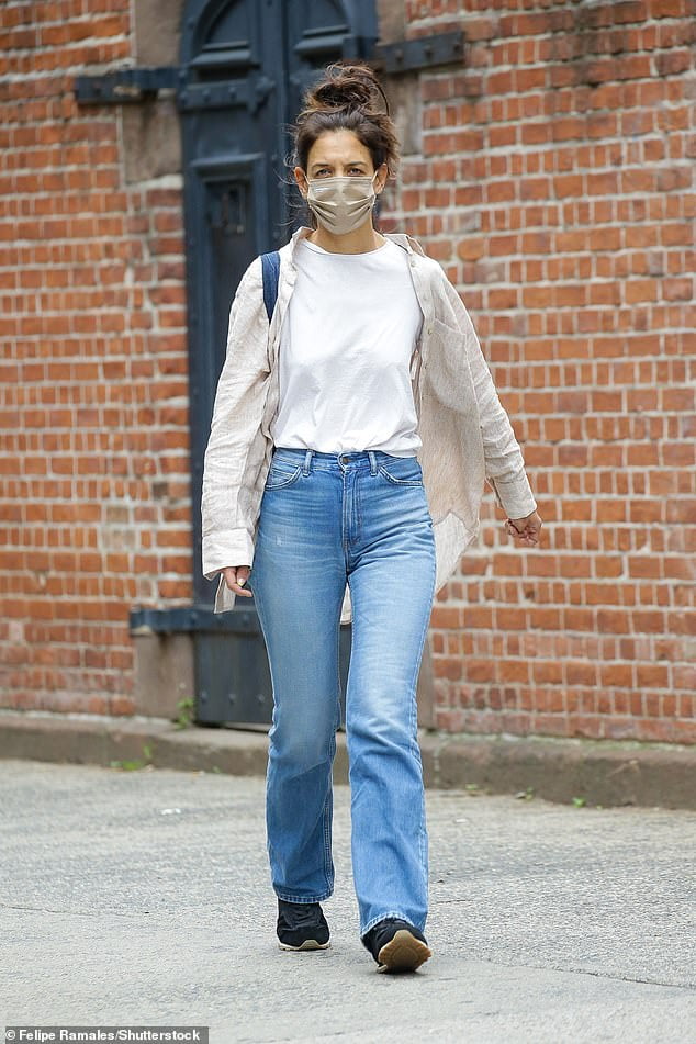 Katie Holmes Cuts Relaxed Figure In White T-Shirt And Blue Jeans As She ...