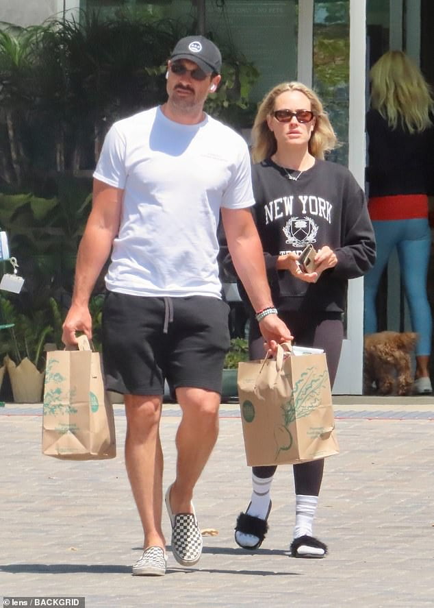 Maksim Chmerkovskiy and wife Peta Murgatroyd stock up on groceries in ...