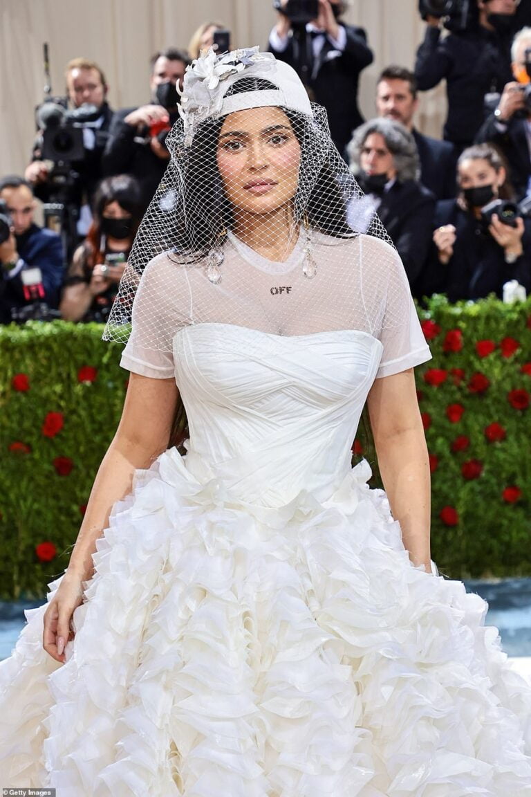 Met Gala 2022 Kylie Jenner gets ruthlessly mocked on Twitter for her