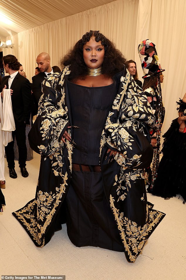 Met Gala 2022 Lizzo accessorizes her gilded Thom Browne coat and