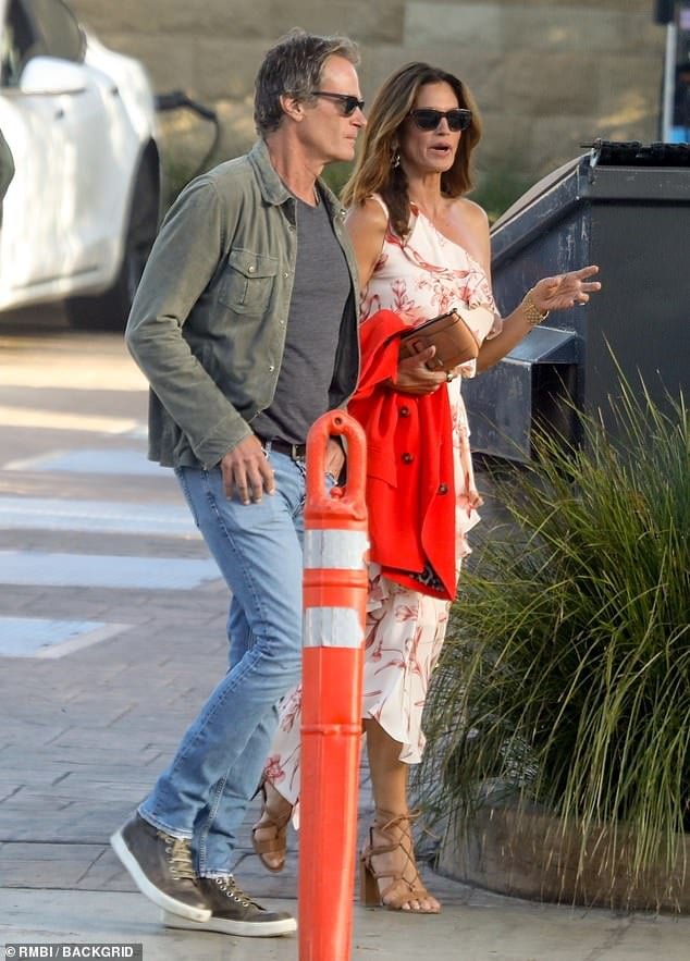 Cindy Crawford Looks Stunning As She Enjoys A Romantic Dinner With Husband Rande Gerber In