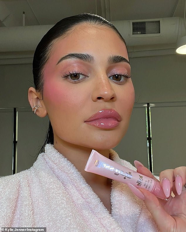 Kylie Jenner Shows Off Her Very Glossy Pout As She Showcases Cosmetics Collection Sound Health 