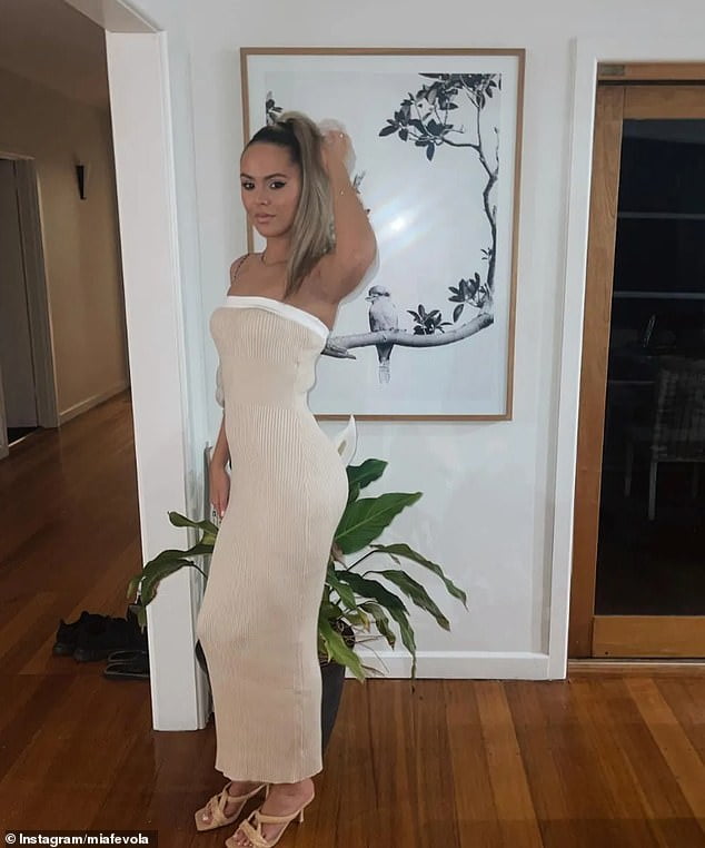 Mia Fevola Flaunts Her Sensational Figure As She Poses In A Body Hugging Dress Sound Health 3251