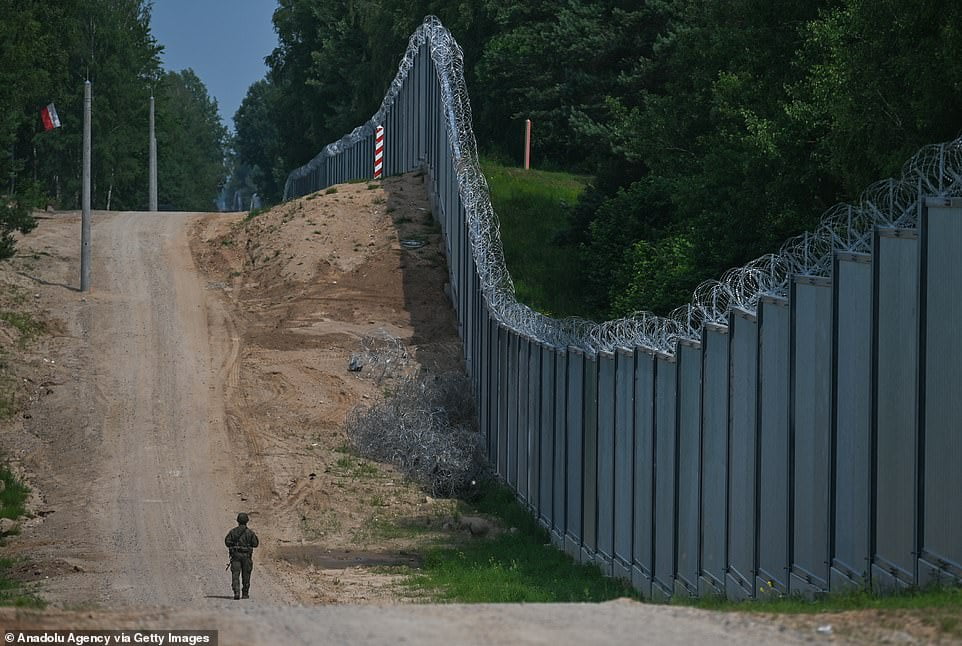 Poland completes £294m 18ft-high wall along border with Belarus to keep ...