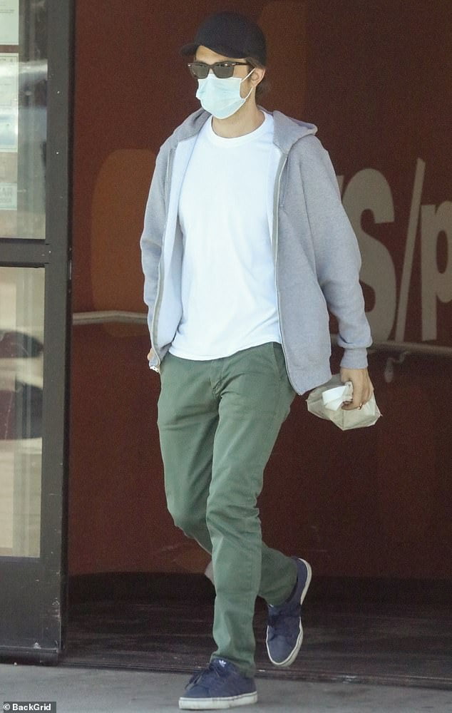 Robert Pattinson cuts a casual figure in olive trousers and hoodie as ...