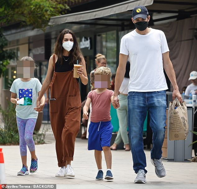 Ashton Kutcher and Mila Kunis mask up while at a grocery store with ...