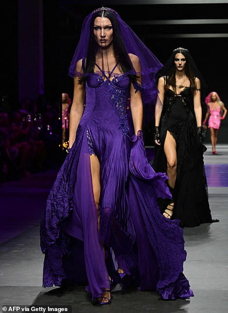 GIgi and Bella Hadid, Irina Shayk and Emily Ratajkowski walk in Versace ...