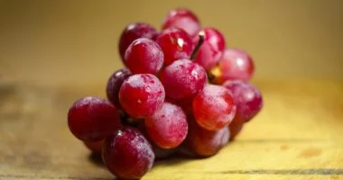 What are the benefits of eating red grapes at night?