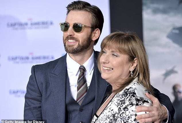 Chris Evans Mom Reacts To The Actor Being Crowned People Magazine S Sexiest Man Alive Sound