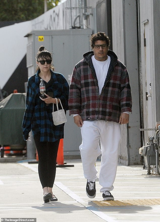 Amanda Bynes and boyfriend Paul Michael match in plaid as they run ...