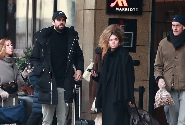 Gerard Pique, 35, is snapped cosying up to new girlfriend Clara Chia ...