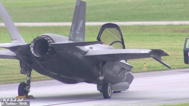 Moment $100M F-35 Stealth Fighter CRASHES Into Runway After ...