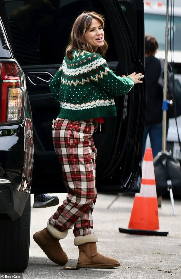 Jennifer Garner gets into the holiday spirit wearing a festive ensemble
