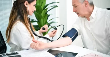 What's the link between serum selenium levels and hypertension?