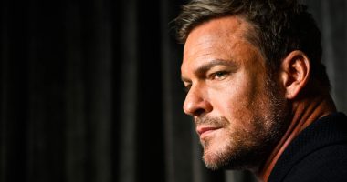 Alan Ritchson’s Transformation: Battling Bullying, Surgery at 17, and Building a Thriving Career