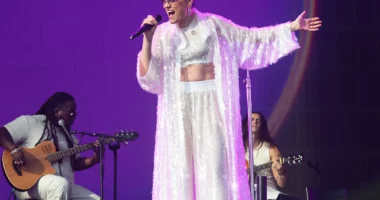 Jessie J’s Emotional Stage Comeback with Son Watching Live