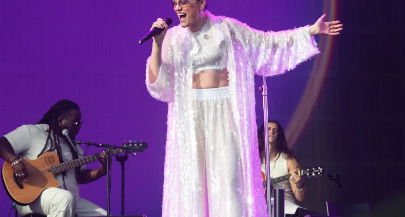 Jessie J’s Emotional Stage Comeback with Son Watching Live
